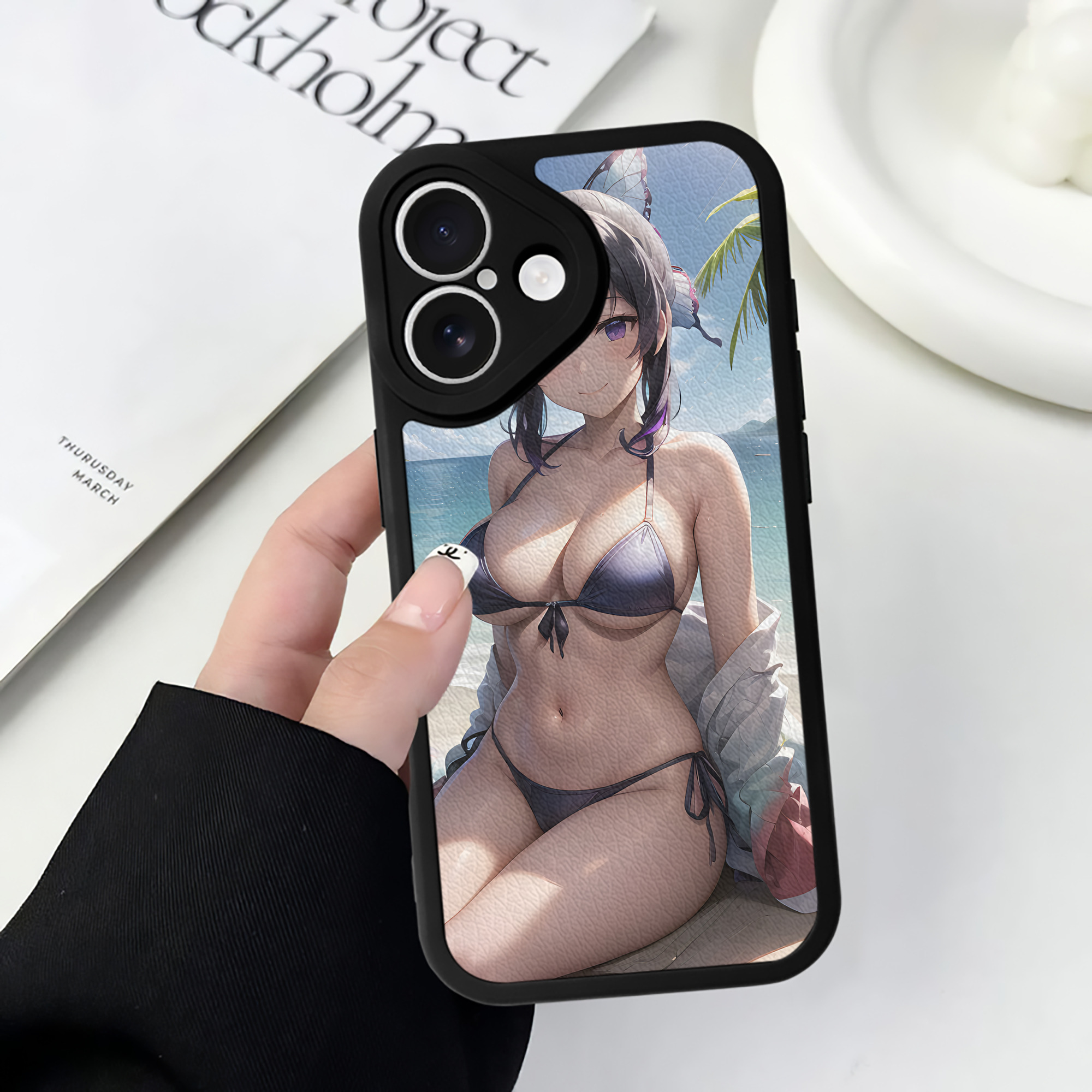 （画像用） 鬼滅の刃（きめつのやいば）蟲柱-胡蝶 しのぶ／こちょう しのぶ Kochou Shinobu 【iPhone 16シリーズ対応】シリコンスマホケース（レザー調） 材質：シリコン